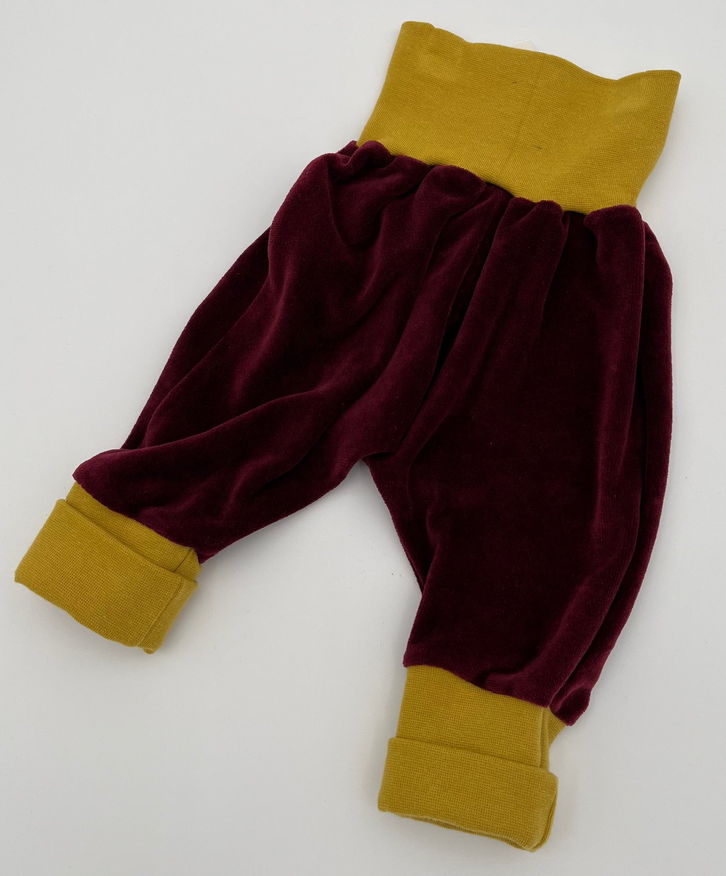 Handgemachte Babyhose – ein liebevolles Unikat Gr. 50/56