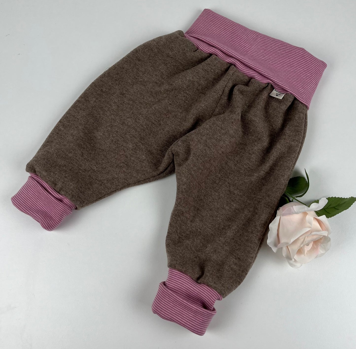 Handgemachte Babyhose aus 100 % mulesingfreier Merinowolle – Größe 62/68