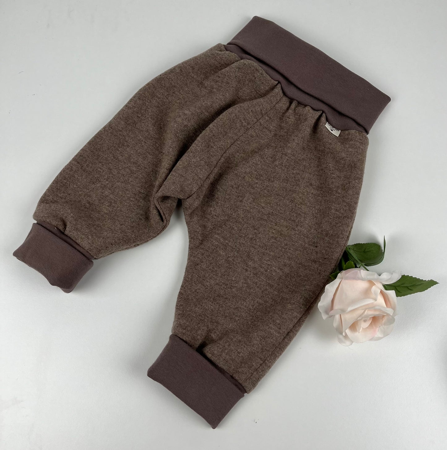 Handgemachte Babyhose aus 100 % mulesingfreier Merinowolle – Größe 62/68