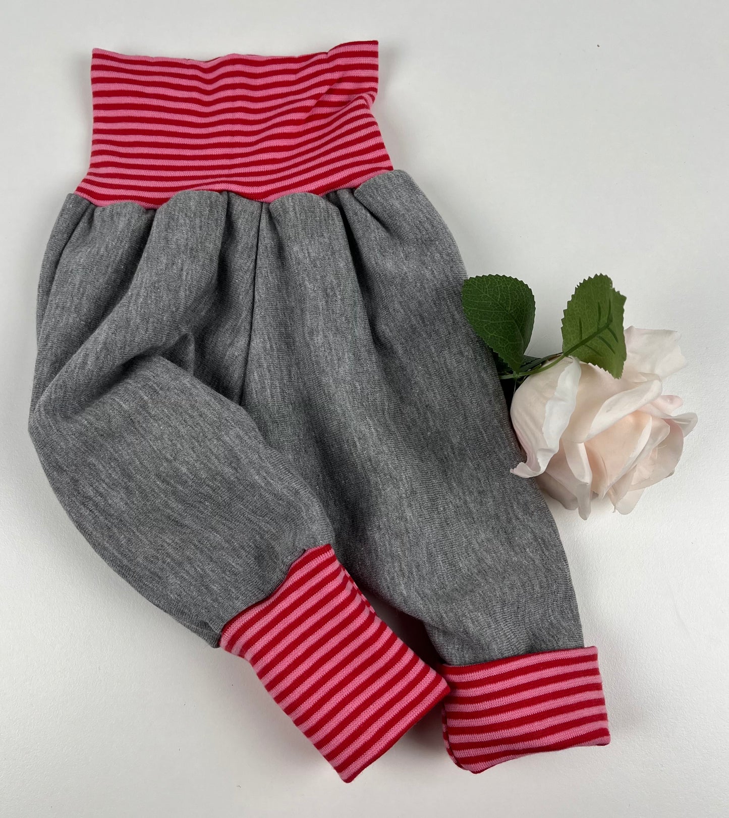 Handgemachte Babyhose – ein liebevolles Unikat Gr. 50/56