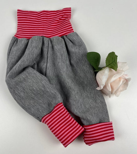 Handgemachte Babyhose – ein liebevolles Unikat Gr. 50/56