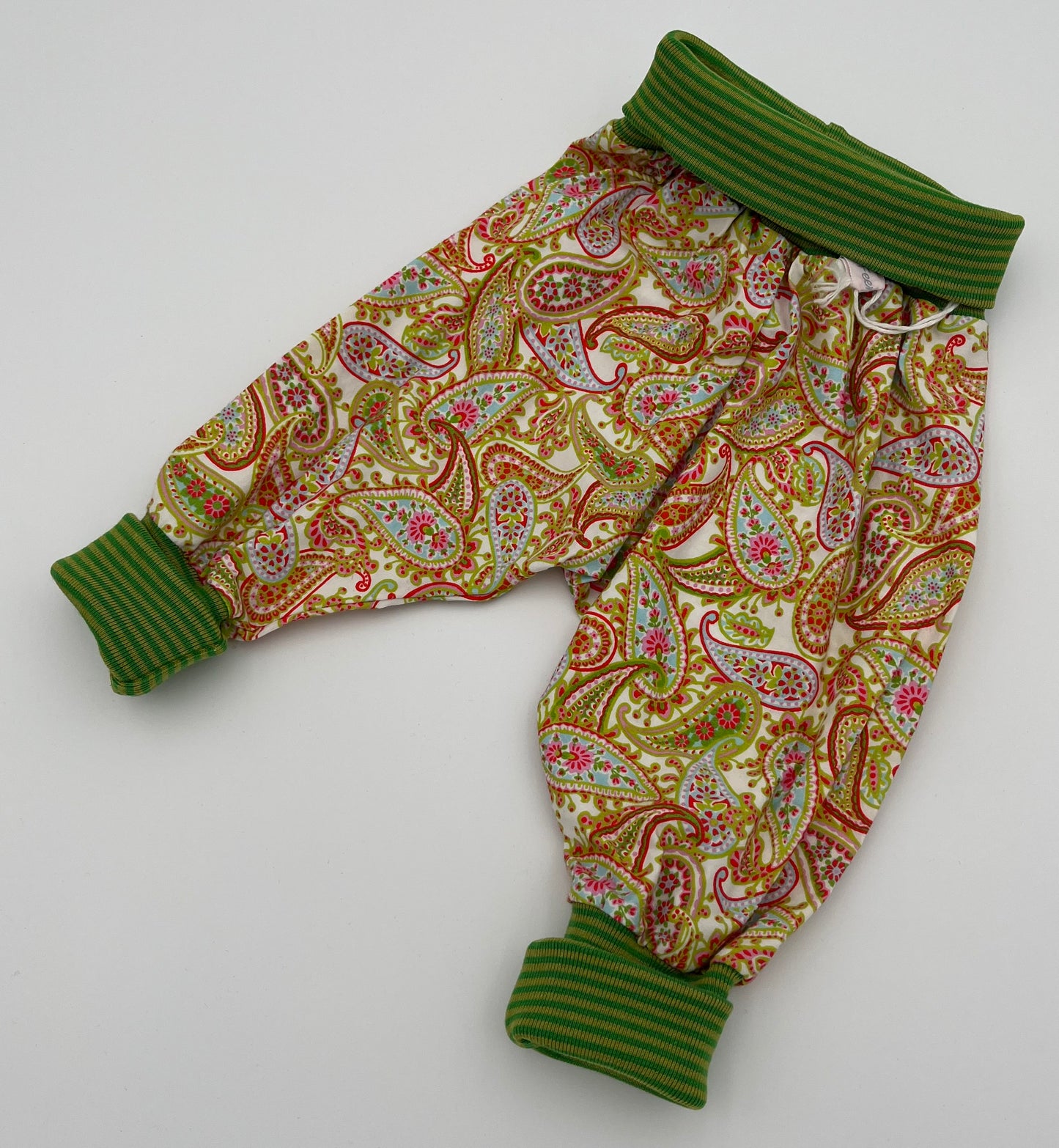 Handgemachte Babyhose – ein liebevolles Unikat Gr. 50/56