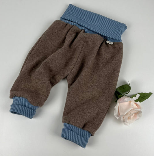 Handgemachte Babyhose aus 100 % mulesingfreier Merinowolle – Größe 62/68