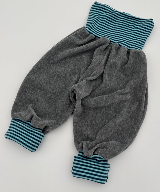 Handgemachte Babyhose – ein liebevolles Unikat Gr. 62