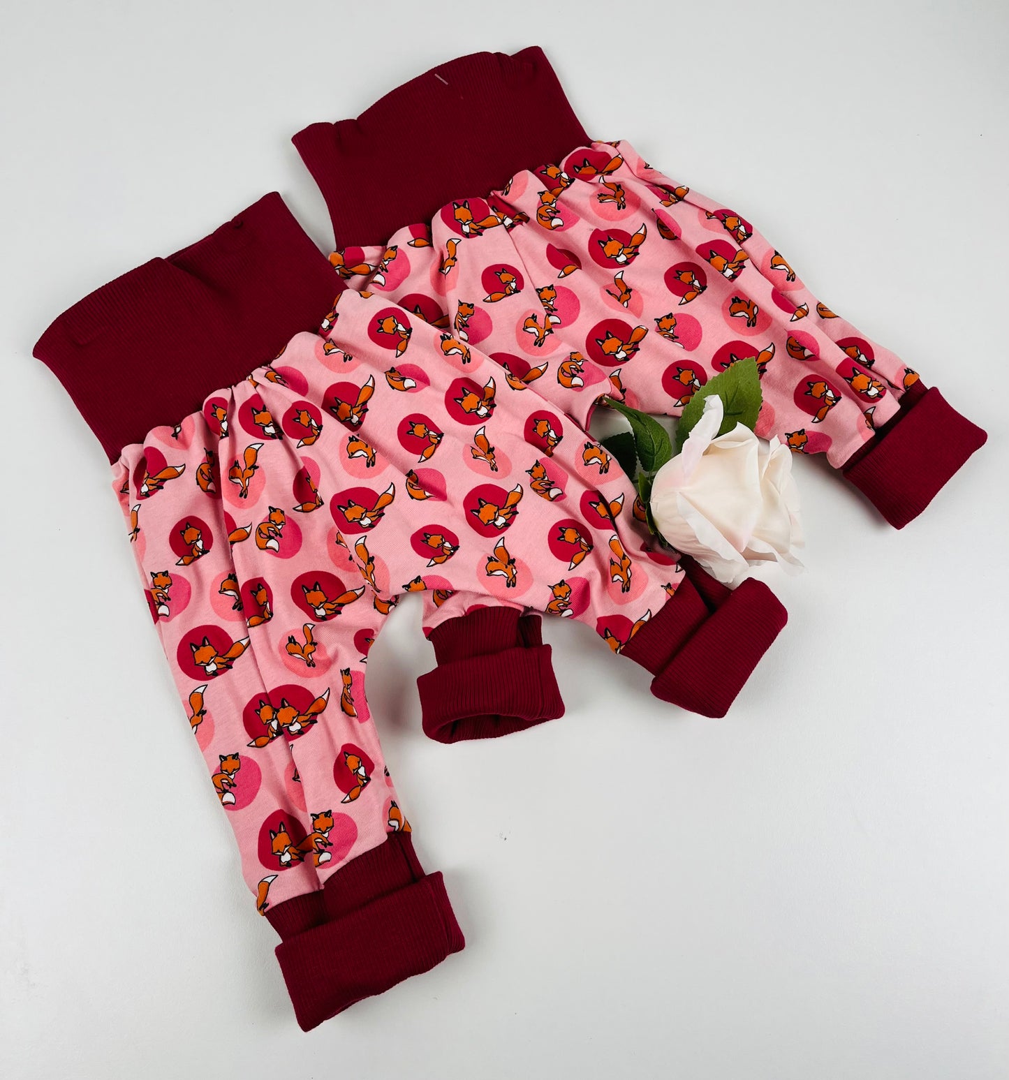 Handgemachte Babyhosen – zwei liebevolle Unikate für Zwillinge Gr. 50/56