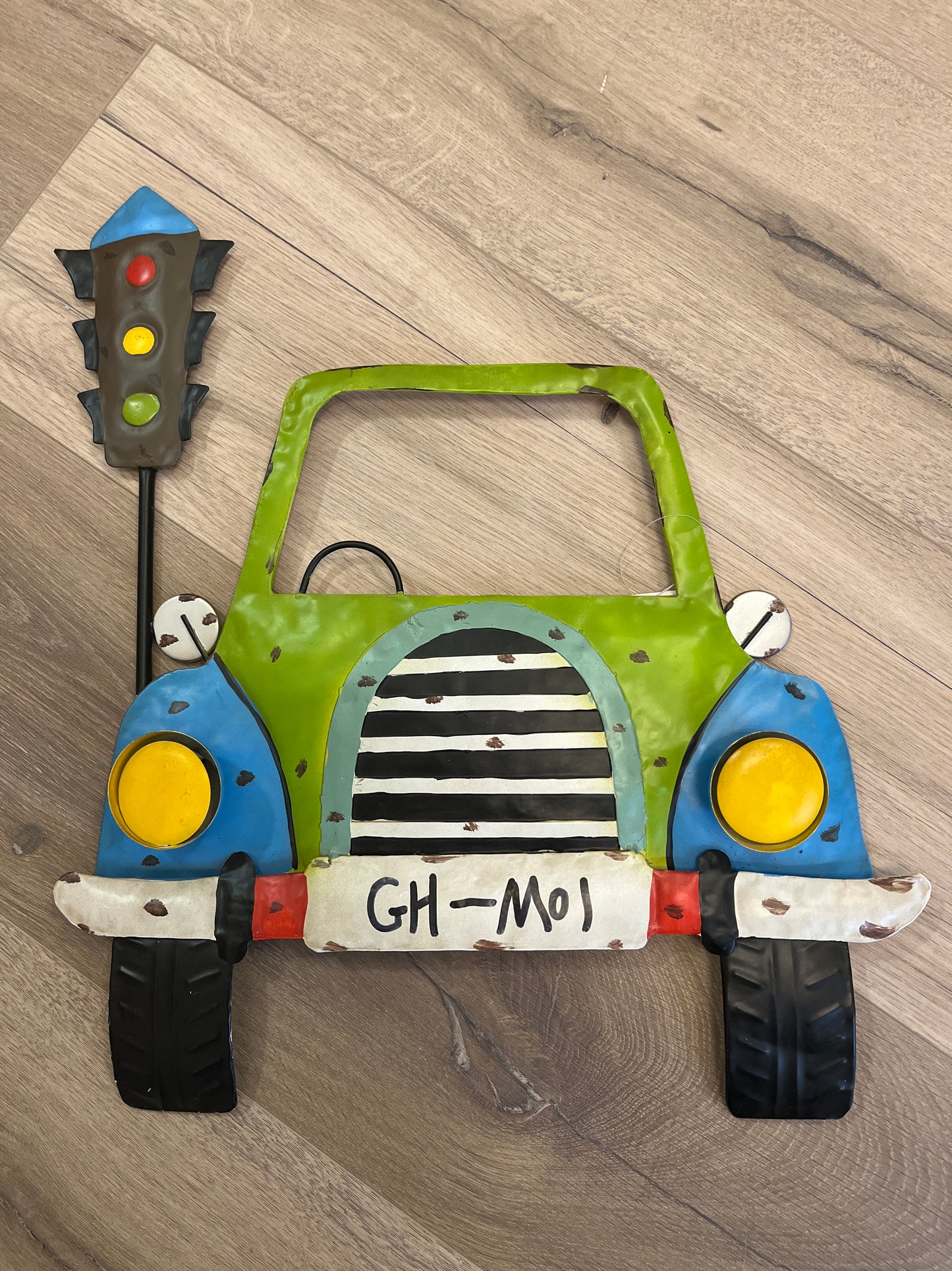 Bunte Metall-Deko – Auto mit Ampelmotiv