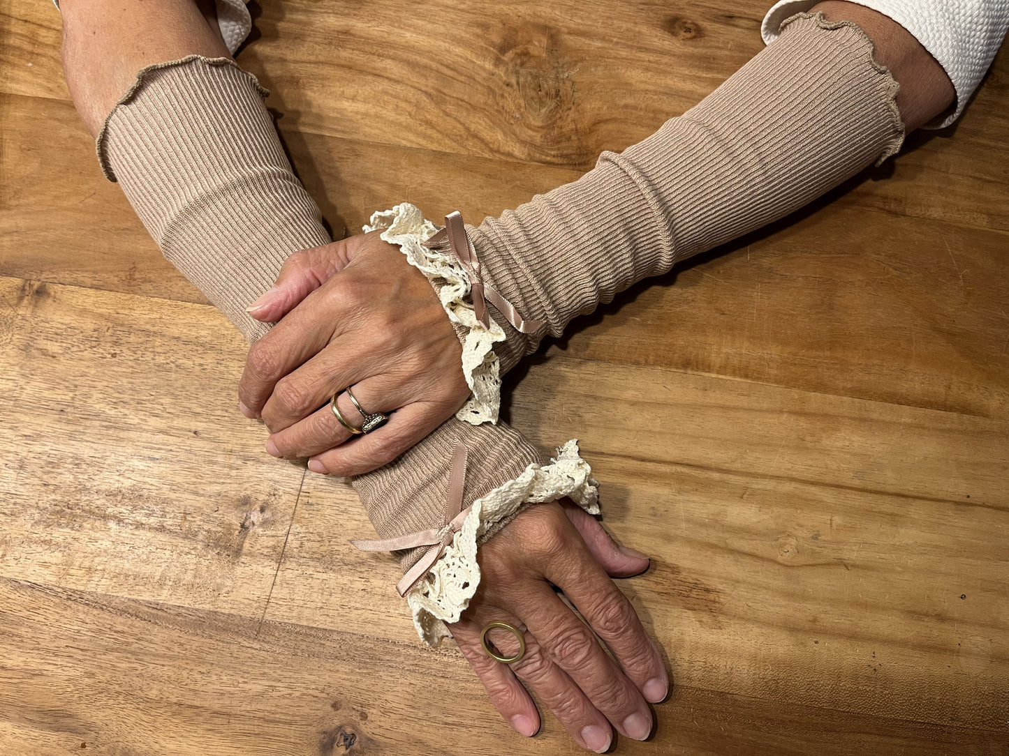 Handstulpen mit Spitzenborte