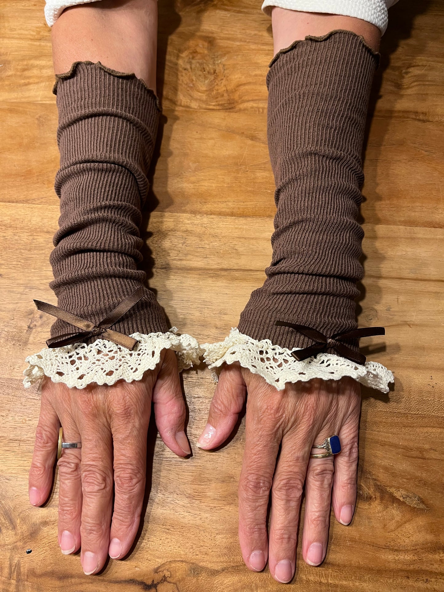 Handstulpen mit Spitzenrand