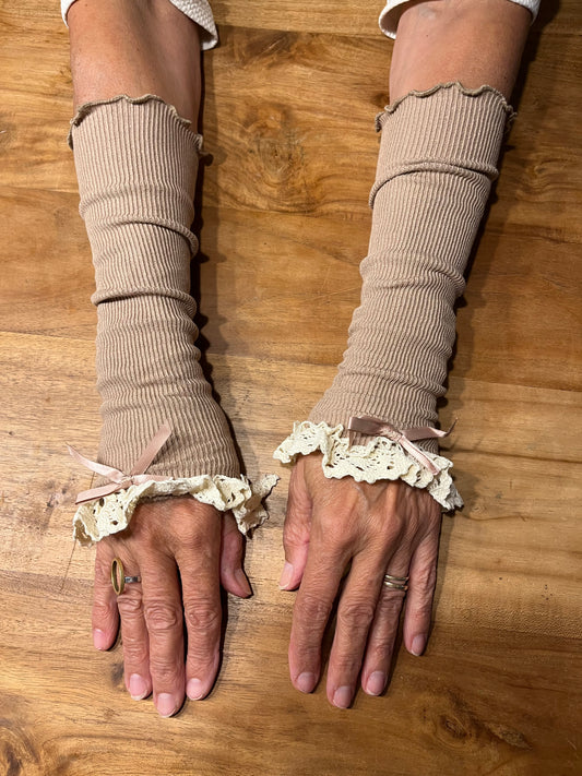 Handstulpen mit Spitzenborte